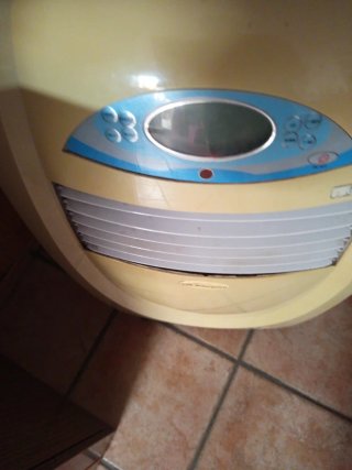 Ventilador de aire beige y azul con placas