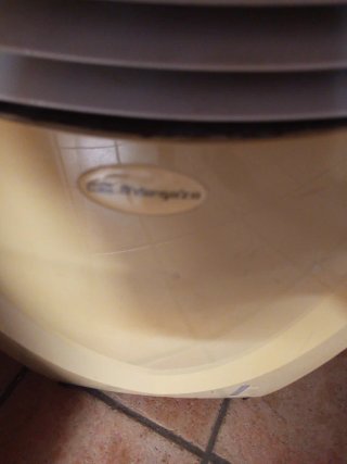 Ventilador de aire beige y azul con placas