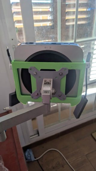Soporte Mac Mini (VESA) verde con clips para cable