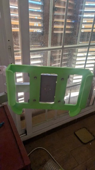 Soporte Mac Mini (VESA) verde con clips para cable