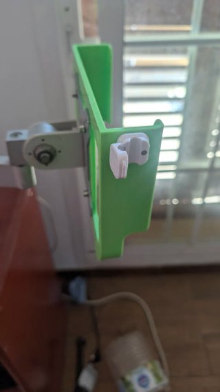 Soporte Mac Mini (VESA) verde con clips para cable