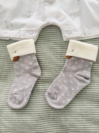 Conjunto bebé: body, pijama, babero y calcetines