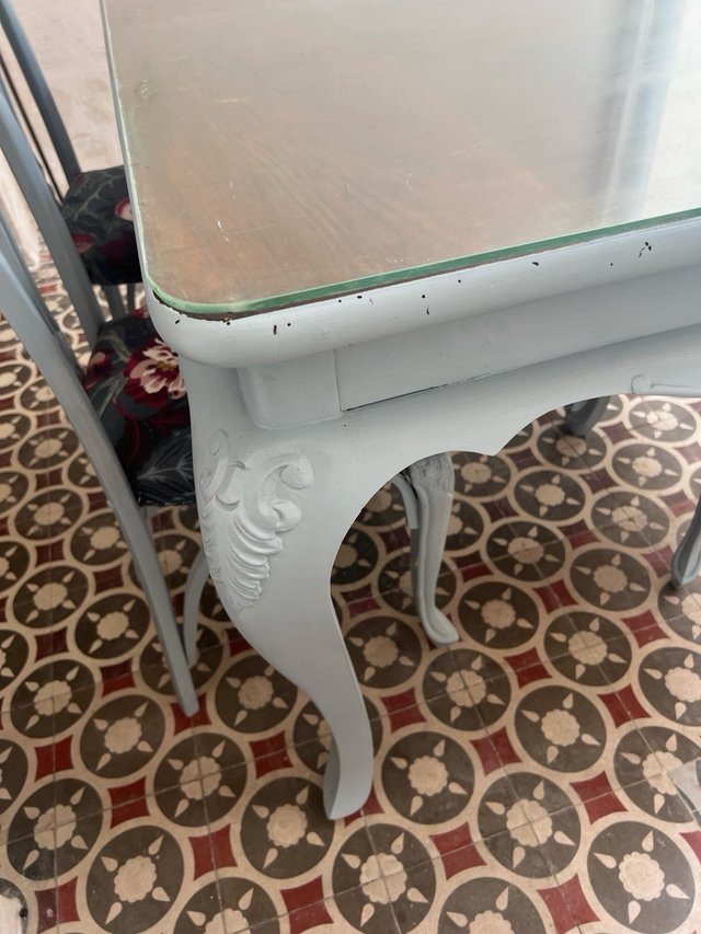 Mesa comedor y 4 sillas estilo clásico