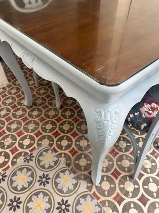 Mesa comedor y 4 sillas estilo clásico