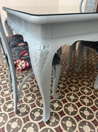 Mesa comedor y 4 sillas estilo clásico