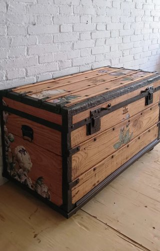 Antiguo baúl de madera vintage restaurado