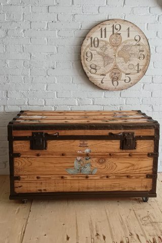 Antiguo baúl de madera vintage restaurado
