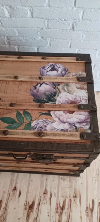 Antiguo baúl de madera vintage restaurado