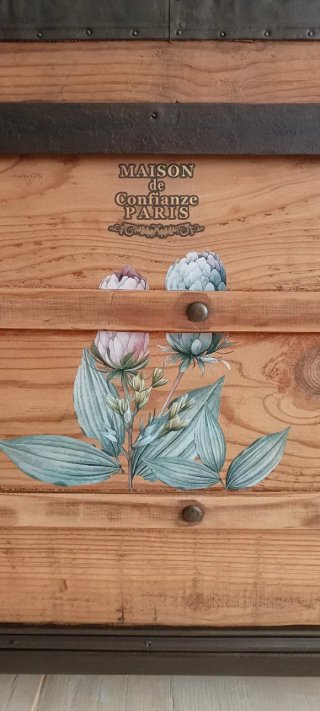 Antiguo baúl de madera vintage restaurado