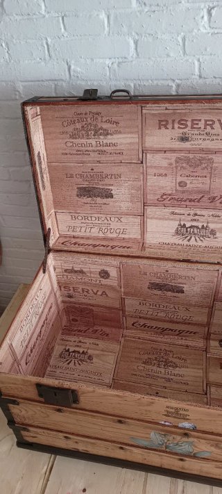 Antiguo baúl de madera vintage restaurado