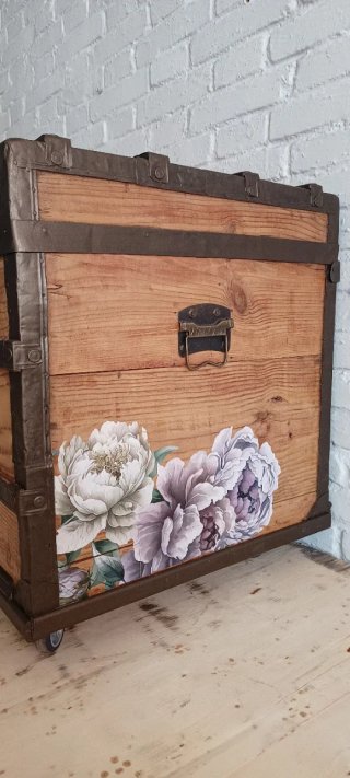Antiguo baúl de madera vintage restaurado