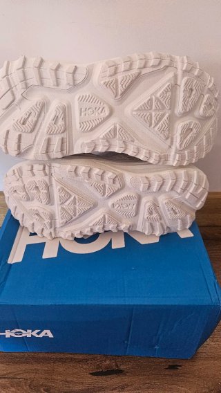 Zapatillas Hoka Blancas y Moradas