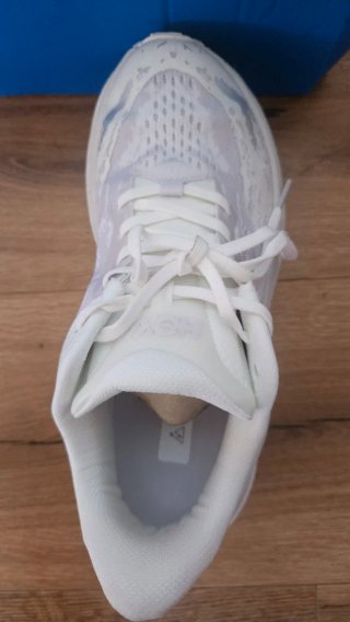 Zapatillas Hoka Blancas y Moradas