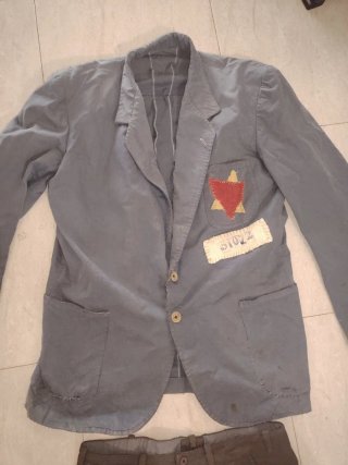 Pieza histórica, uniforme civil prisionero 2GM