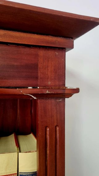 Estantería de madera marrón
