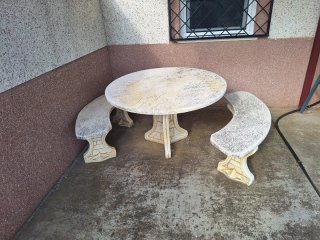 Mesa redonda de piedra con 2 bancos