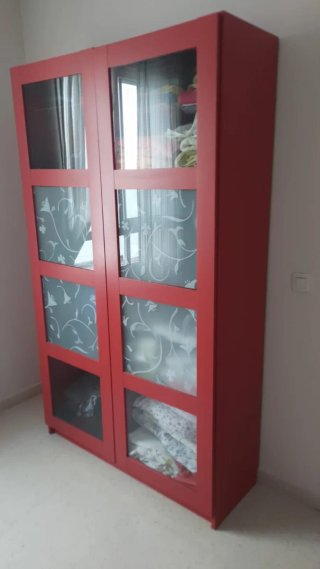Librería Ikea Roja con Puertas de Cristal