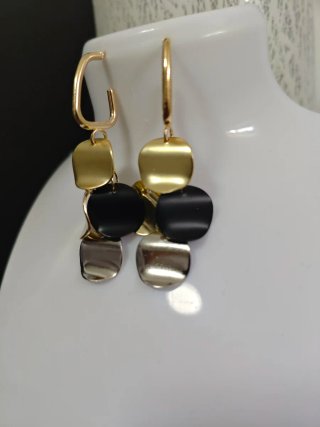 Pendientes dorados y negros