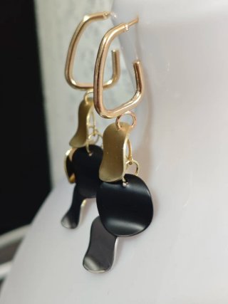 Pendientes dorados y negros