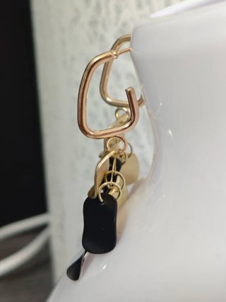 Pendientes dorados y negros