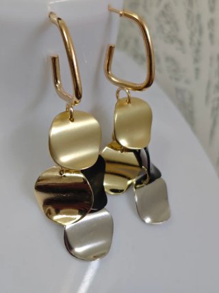 Pendientes dorados y negros