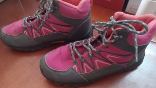 Botas de senderismo grises y rosas