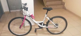 Bicicleta de montaña blanca y rosa