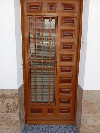 Puerta de entrada marrón con reja 2.06x 0.90
