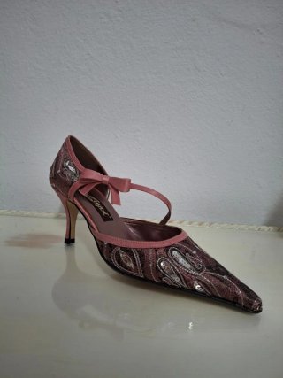 Tacones rosas con estampado