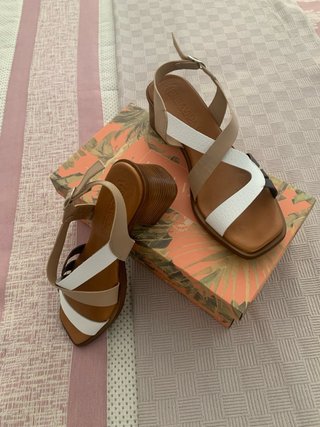 Sandalias Pura Vida Piel tacón bajo beige y blanco