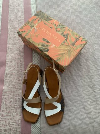 Sandalias Pura Vida Piel tacón bajo beige y blanco