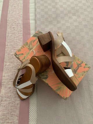 Sandalias Pura Vida Piel tacón bajo beige y blanco