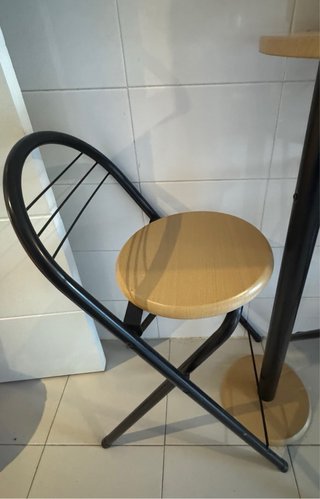 Mesa alta con estantería y 2 taburetes