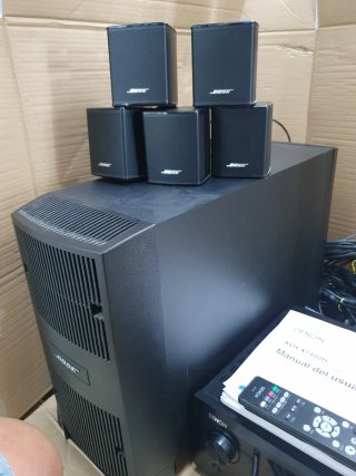 Amplificador Denon y Subwoofer Bose con altavoces