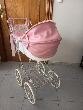 Coche de muñecas rosa con capota y bolso