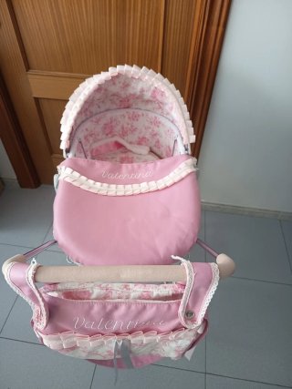 Coche de muñecas rosa con capota y bolso
