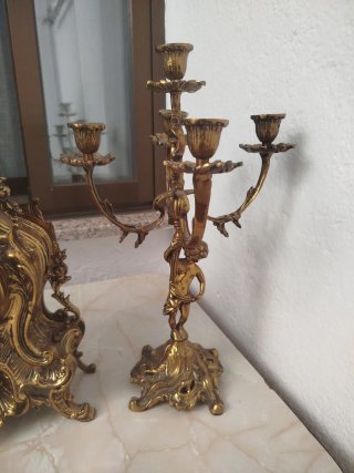 Reloj de sobremesa y candelabros de bronce