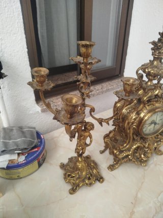 Reloj de sobremesa y candelabros de bronce