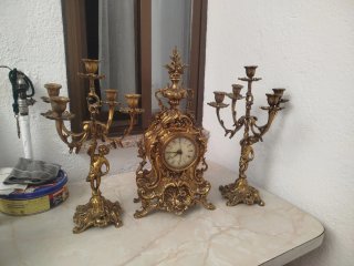 Reloj de sobremesa y candelabros de bronce