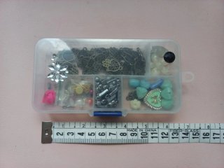 Caja de abalorios y charms variados