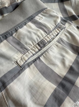 Pantalón corto Nike cuadros beige y gris