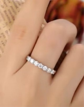Anillo moderno con circonitas brillantes