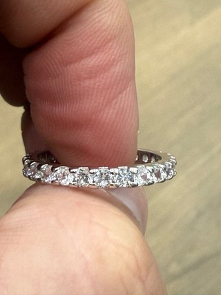 Anillo moderno con circonitas brillantes