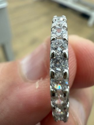 Anillo moderno con circonitas brillantes