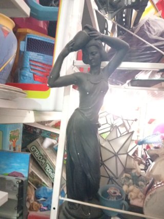 Figura mujer con cántaro no sé qué material