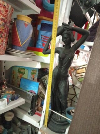 Figura mujer con cántaro no sé qué material