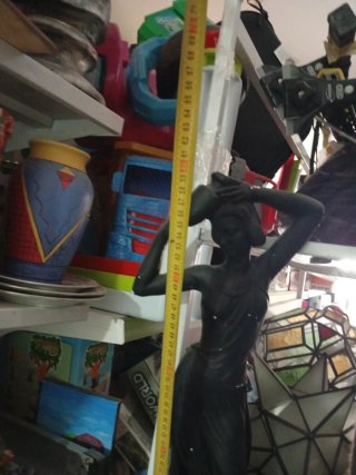 Figura mujer con cántaro no sé qué material