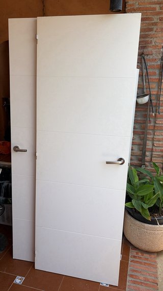 Puertas macizas blancas