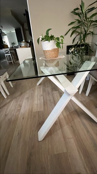 Mesa de cristal y madera blanca
