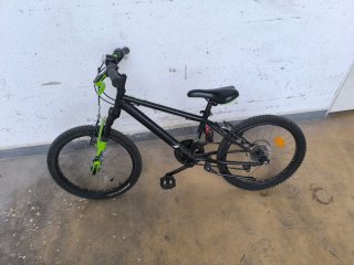 Bicicleta infantil negra y verde